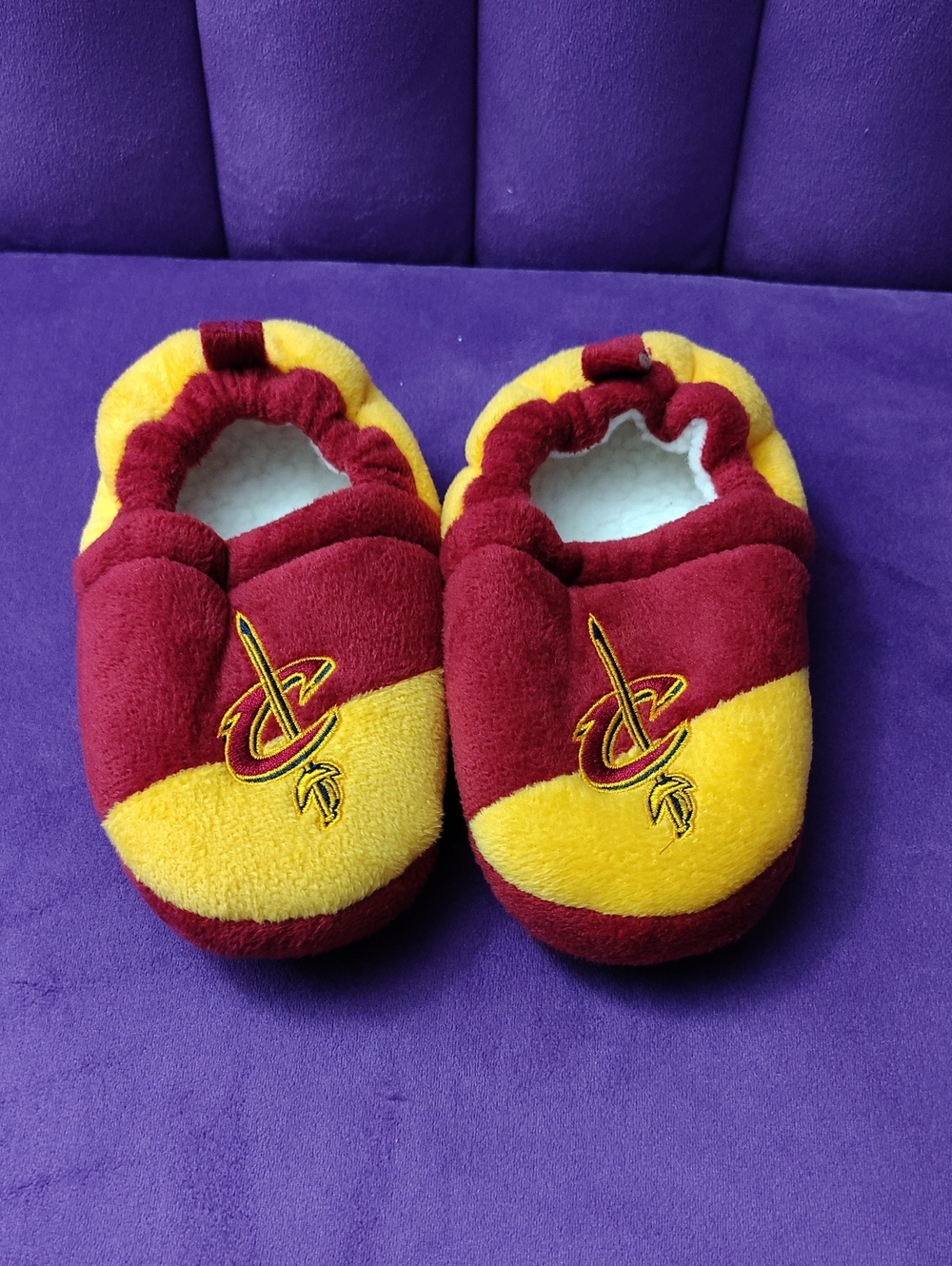 Foco Nba Kids Plush Slip-On One Piece Slippers - Maroon & Gold